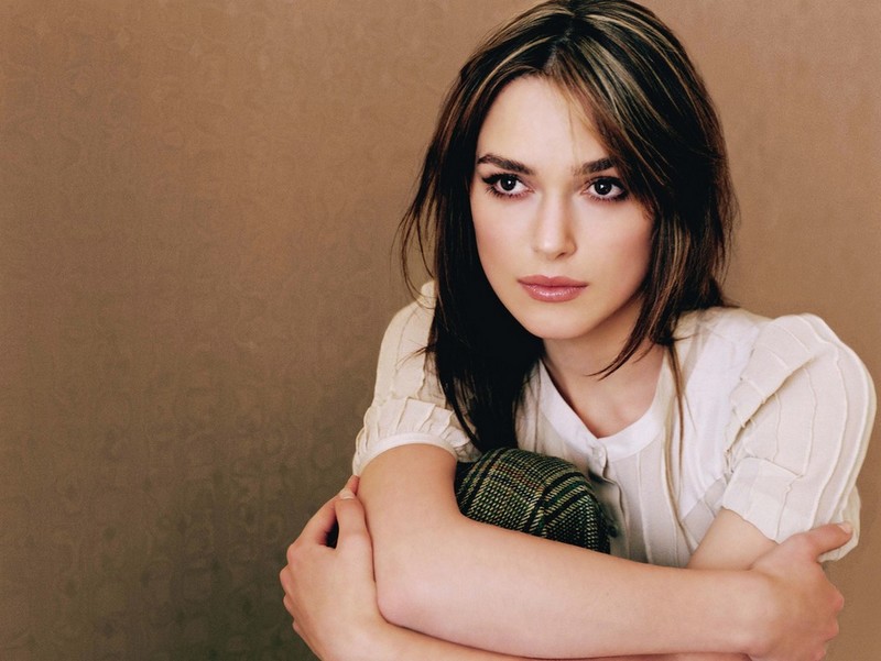 Keira Knightley pictures with long layered and high light hair cut.jpg