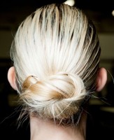 Prom hairdo with low knot with highlights