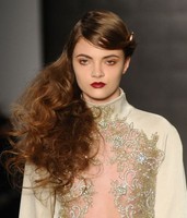 Voluminous side sweep hairdo with long swept bang